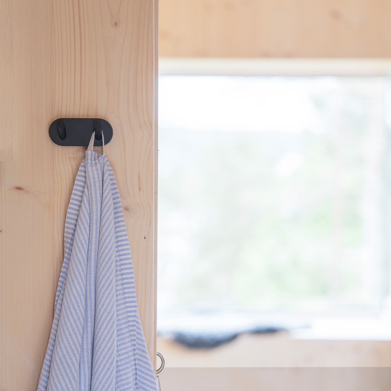Smedbo Serie Hogar Accesorios de baño Barra de colgar de latón cepillado 2
