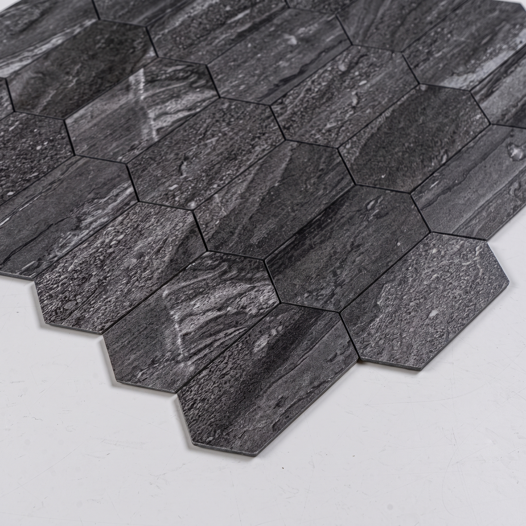 Selbstklebendes Aluminium Mosaik Nantes in Marmoroptik Schwarz